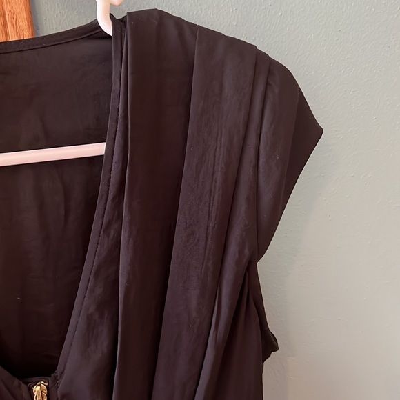 H&M Little Black Dress Size 8 Gold Zipper V-neck Pleats Defined Waist Party Goth - Picture 4 of 7